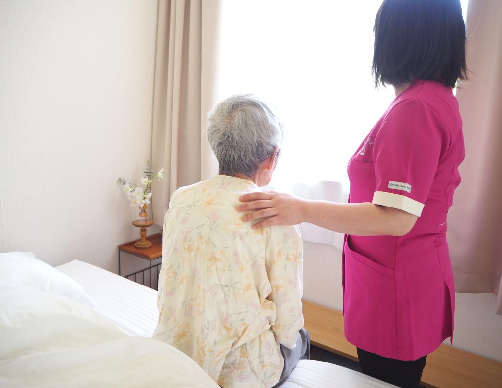 利用者さんと窓の外を見ているところ